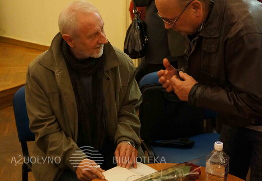 Rašytojas Donaldas Kajokas mielai bendravo su jonaviškiais