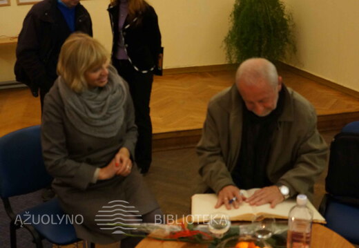 Jonavos bibliotekos direktorė Skirmutė Gajauskaitė ir rašytojas Donaldas Kajokas