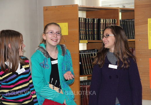 ir Kauno dailės gimnazijos šeštokės: Patricija, Rugilė, Elena, Ana, Ieva, Jogailė ir mokytoja Virginija Katkevičiūtė