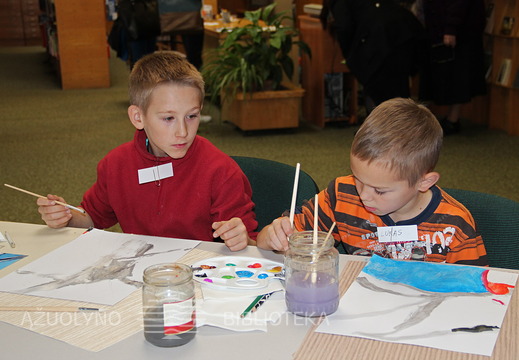Vaikai su malonumu tapė