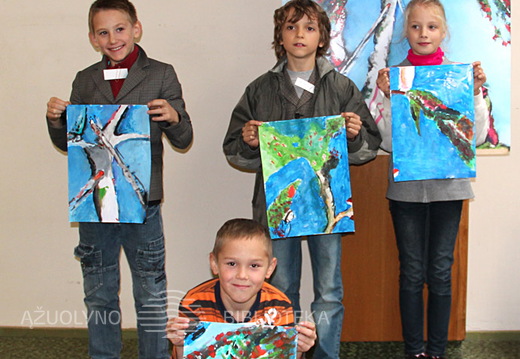 Su savo darbeliais prie originalaus piešinio