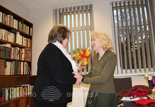 Aktorę sveikino Prienų Justino Marcinkevičiaus bibliotekos direktorė Daiva Čepeliauskienė