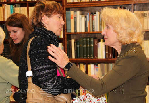 Po renginio pasilikusi aktorė mielai bendravo su į renginį atvykusiais prieniškiais