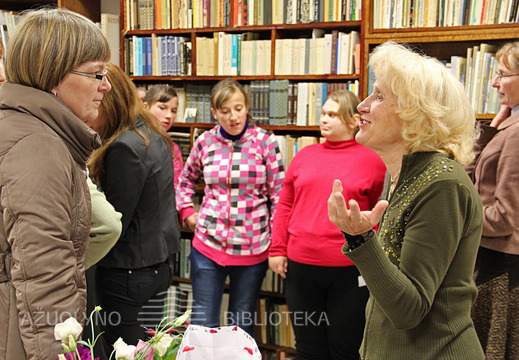 Po renginio pasilikusi aktorė mielai bendravo su į renginį atvykusiais prieniškiais