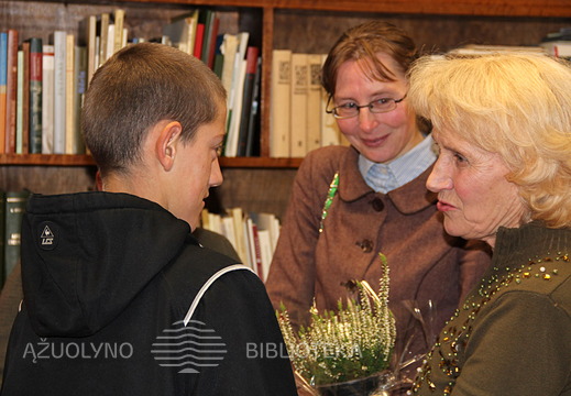 Po renginio pasilikusi aktorė mielai bendravo su į renginį atvykusiais prieniškiais