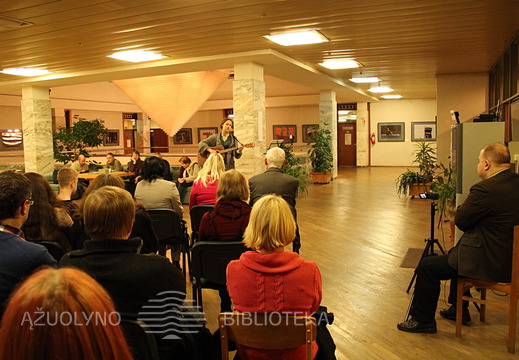 Atidarymo metu akustine gitara grojo Gabrielė Pukelytė