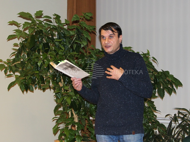 R. Stankevičius skaitė eiles ir iš geriausia metų poezijos knyga tapusio jo rinkinio „Ryšys su vadaviete“