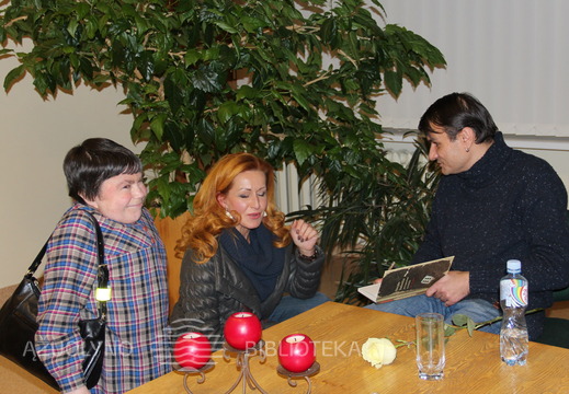 R. Stankevičius dalijo autografus