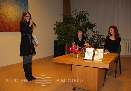 Dalyves pristatė ir vakarą pradėjo KAVB kultūrinių renginių organizatorė Aistė Megelinskienė