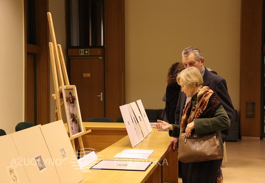 Svečiai apžiūri dailininkės darbus