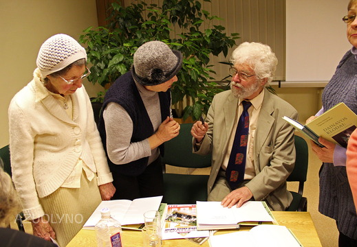 Autorius dalijo autografus