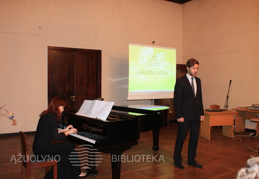 Dainuoja VDU MA lektorės B. Sodaitytės studentas Matas Kaunietis.