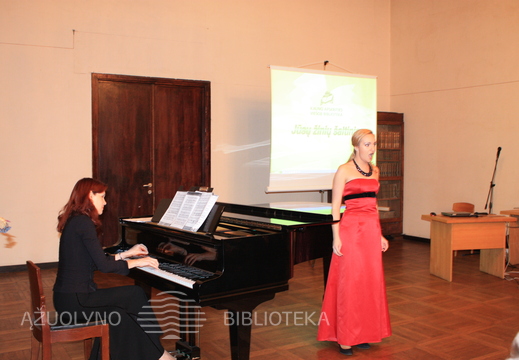Dainuoja VDU MA lektorės B. Sodaitytės studentė Marija Arutiunova.