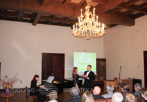 Dainuoja VDU MA lektorės B. Sodaitytės studentai G. Jocaitė ir J. Kemežys.