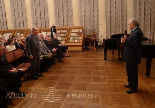 Jubiliatą sveikina Kauno valstybinio choro vadovas Petras Bingelis.