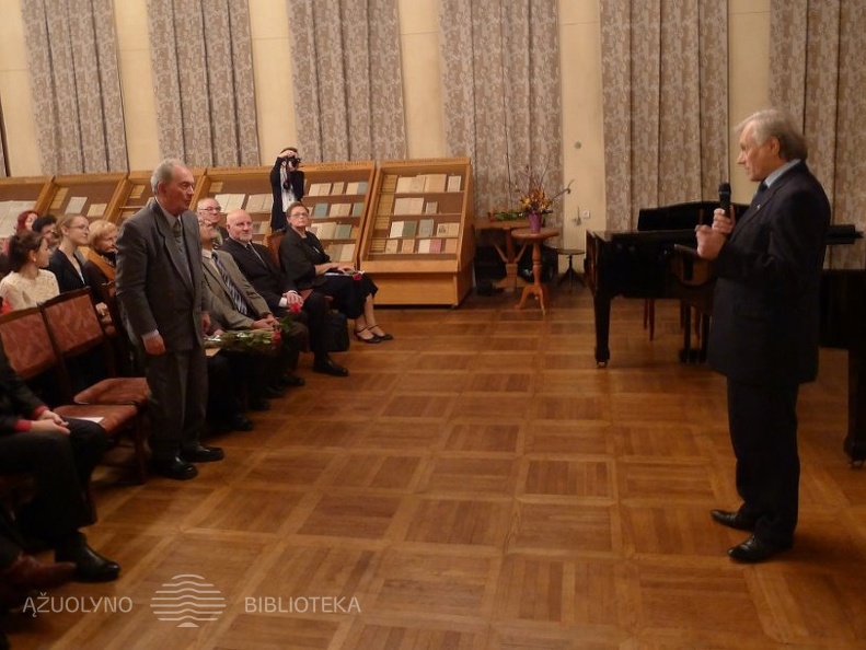 Jubiliatą sveikina Kauno valstybinio choro vadovas Petras Bingelis.