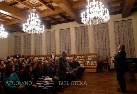 Jubiliatą sveikina choro "Perkūnas" vadovas doc. Romualdas Misiukevičius.