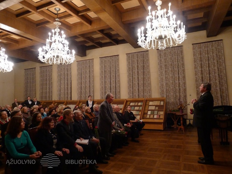 Jubiliatą sveikina choro &quot;Perkūnas&quot; vadovas doc. Romualdas Misiukevičius.