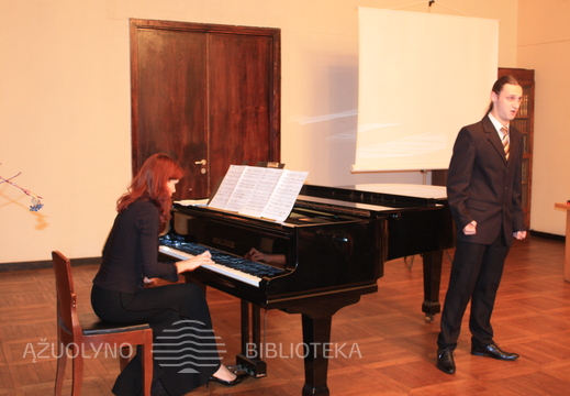 Dainuoja VDU MA lektorės B. Sodaitytės studentas Deimantas Braukyla.