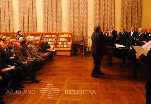 Dainuoja Kauno vyrų choras "Perkūnas" (vadovas VDU MA doc. R. Misiukevičius).