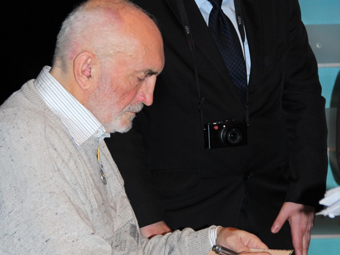 Dalijami autografai