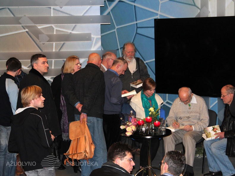 Dalijami autografai