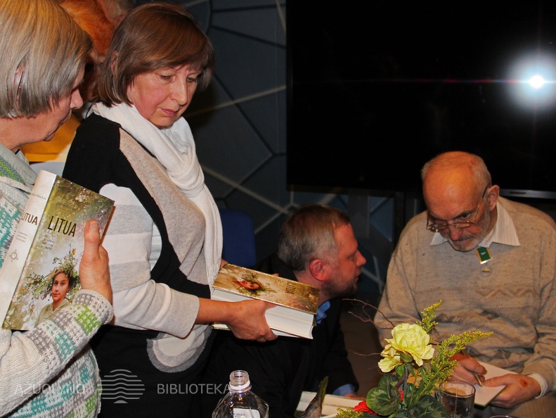 Dalijami autografai