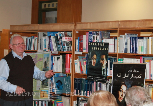 Pranešėjas Manfred Pathe demonstruoja Afganistano filmų plakatus