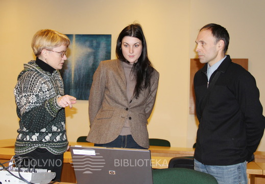 Knygos vertėjai ir leidėjai J. Kriūnienė ir R. Kriūnas bei KAVB Kultūrinės veiklos vadybininkė Vytautė Šapokaitė