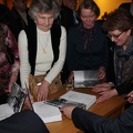 Dalyviai dalino savo autografus