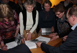 Dalyviai dalino savo autografus