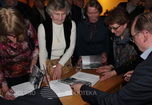 Dalyviai dalino savo autografus