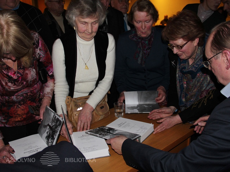 Dalyviai dalino savo autografus