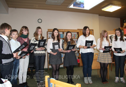 Kauno valdorfo mokyklos mokiniai skaito ištraukas iš K.Donelaičio "Metų" lietuvių ir vokiečių kalbomis