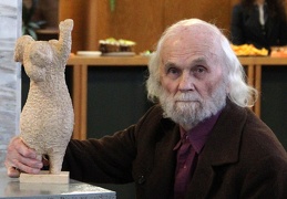 Skulptorius L. V. Strioga su savo darbu