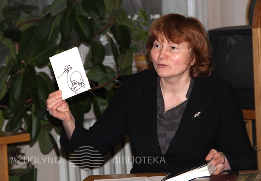 Pranešėja rodo Aldona Gustas dovanotą atviruką