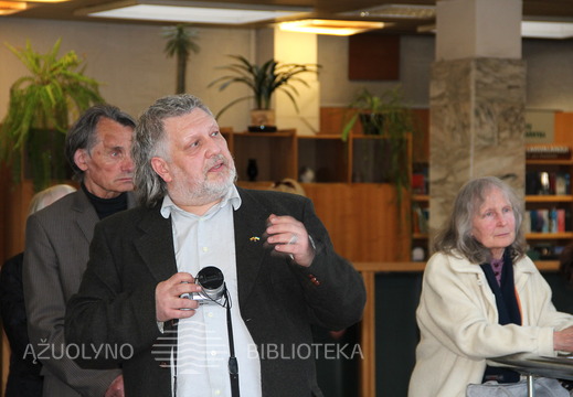 S. Kruopis retai iš rankų paleidžia ne tik teptuką, bet ir fotoaparatą.