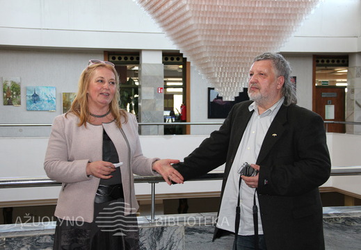 Įžanginiai parodos atidarymo žodžiai. Rimanta Tamoliūnienė ir tapytojas Saulius Kruopis.