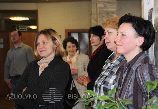 Smalsiai nusiteikę atidarymo dalyviai.