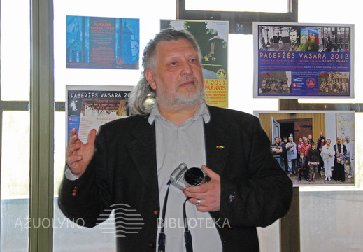 S. Kruopis tarp Paberžės plenerų plakatų.