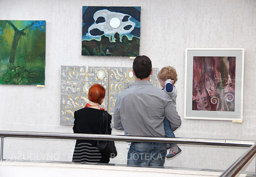 Paveikslais domisi skirtingų kartų atstovai.