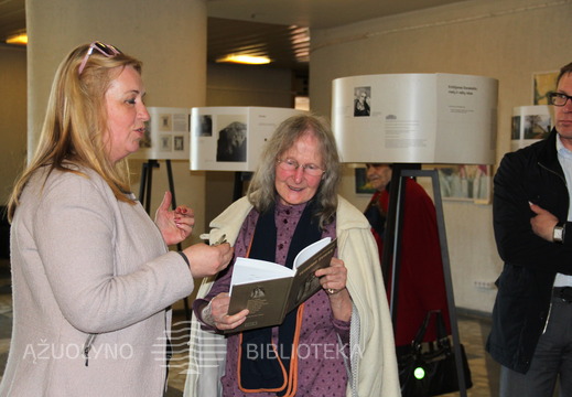 Poetė deklamuoja eiles apie 1863 metų sukilimą.