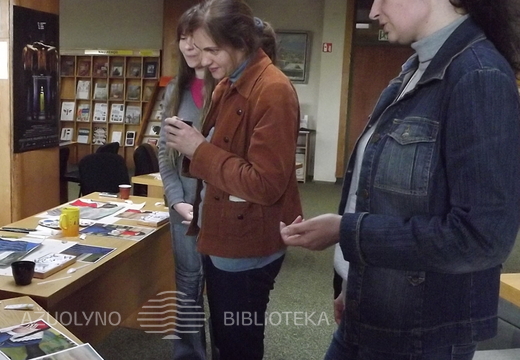 Tik pabaigus tapyti dalyvės apžiūrėjo kolegių darbus