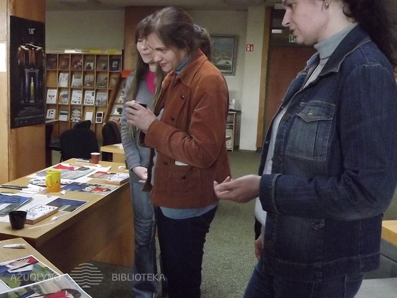 Tik pabaigus tapyti dalyvės apžiūrėjo kolegių darbus