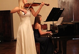 Viktorija Čepinskienė (smuikas) ir
Daiva Maskoliūnienė (fortepijonas).