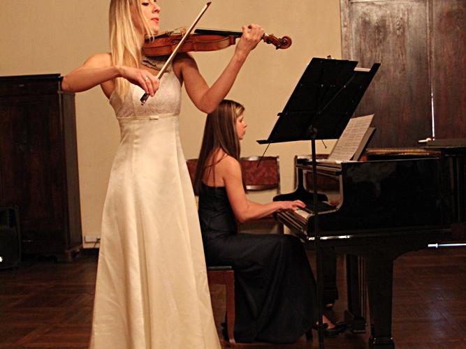 Viktorija Čepinskienė (smuikas) ir
Daiva Maskoliūnienė (fortepijonas).
