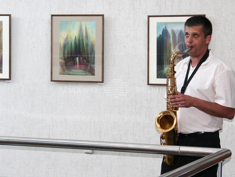 Saksofono garsais ateinančiuosius pasitiko menininko sūnus muzikantas Justas Žilinskas