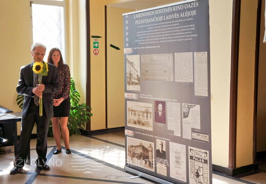 KAVB Senųjų ir retų spaudinių skyriaus vyresn. bibliotekininkas istorikas Alvydas Surblys ir VšĮ kino teatras „Romuva“ vadybinin