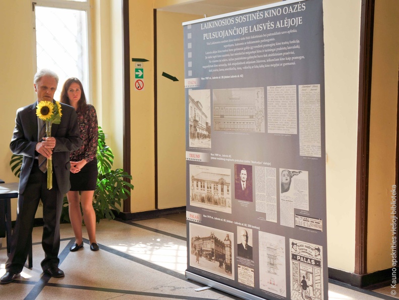 KAVB Senųjų ir retų spaudinių skyriaus vyresn. bibliotekininkas istorikas Alvydas Surblys ir VšĮ kino teatras „Romuva“ vadybinin