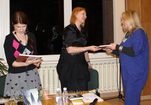 Bibiotekos dovanėlės vakaro viešnioms.